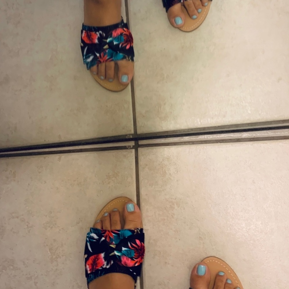 NEW! Sandals - Picture 2 of 3